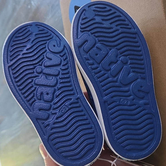 Native Size 7 Kids NEW In Box Sneakers Navy‎ and White - Picture 6 of 7